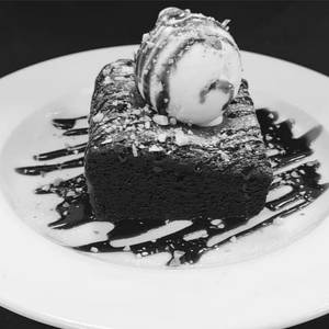 Brownie With Chocolate Sauce	
