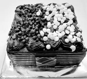 1/2 Kg Chocolate Truffle Chips Cake