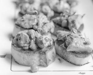 Roasted Chicken Crostini [6 Pieces]
