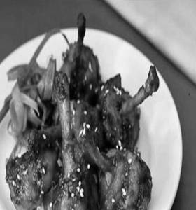Chicken Lollipops With Hot Garlic Sauce (4 Pcs)