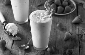 Strawberry Milkshake (350ml)