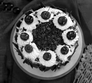 Black Forest Fresh Cream Eggless Cake ( 450 Gram )