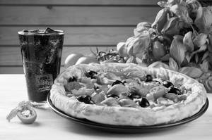 Veg pizza and coke