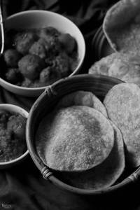 Mattar Kachori 4 Pcs + Aloo Dum