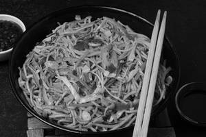 Veg Hakka Noodles [650ML]