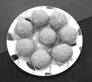 Plain Besan Laddu