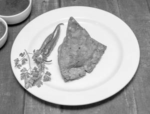Samosa With Sauce (2 Pcs)