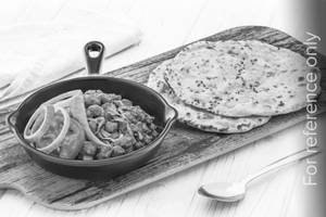 Aloo Payaz Kulcha Served With Punjabi Chole and Mango Juice
