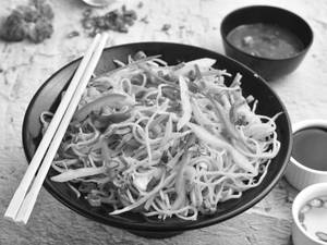 Veg Hakka Noodles[serves 2-3]
