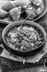 Samosa Chaat (2 Pcs)