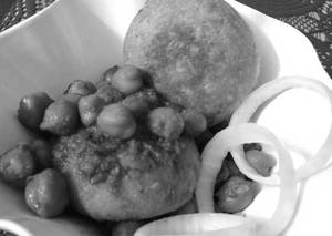 ONION KACHORI CHOLEY (1PCS)