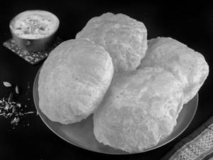 Poori Shrikhand (4 Pcs)
