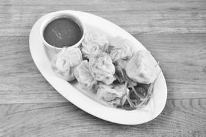 Veg Momos (10 Pcs)