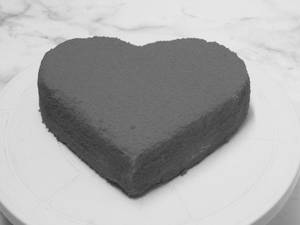 Red Velvet Heart Shape Cake (1kg) 