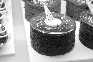 Dark Chocolate Well Cake