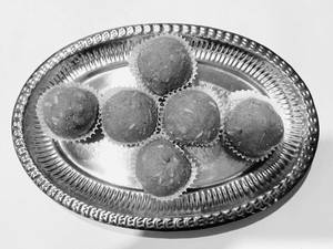 Gond Laddoo