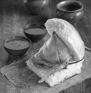 Classic Aloo Matar Samosa Pav (1 pc)