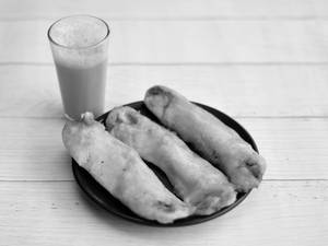 Tea And Pazhampori              