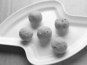 Besan Laddu (5 Pcs)  
