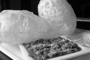 Chole Bhature (2 Pcs)