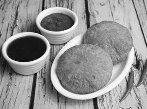 Onion Kachori With Chutney ( 2 Pc)