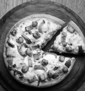 Burnt Chilli Paneer Pizza