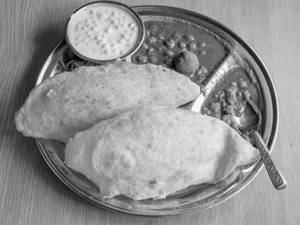 Chole Bhature with Raita (Per Plate)