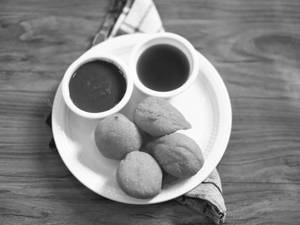 Moong Dal Laddu With Chutney (4 Pcs) (Desi Ghee)