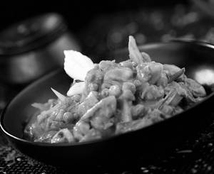 Palak Ke Saath Mushroom & Garlic