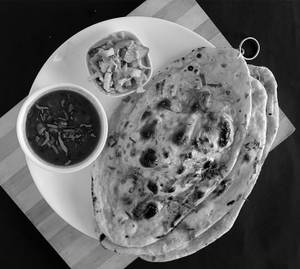 Chole Amritsari Kulcha (2 Pc Kulcha)