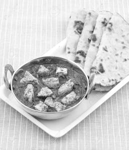 Palak Paneer With Butter Roti (4 Pcs), Dahi, Sindhi Papad And Achar