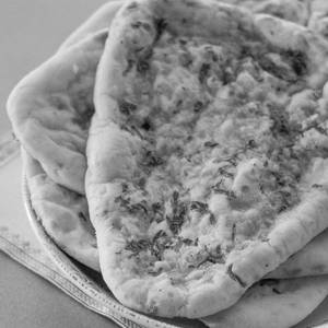 Garlic Naan (90 Gms)
