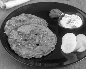 Thalipeeth With Dahi (2 Pcs)
