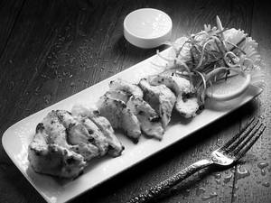 Chicken Reshmi Tikka with White Masala
