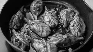 Momos In Hot Garlic Sauce (8 Pieces)