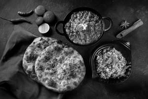 Amritsari Combo (Maa Kie Dal, Panner Bhujji,Amritsari Kulcha, Muckha Piyz, Nimbu, Mircha.)