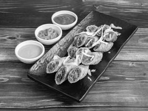 Veg Spring Roll (2 Pcs) 