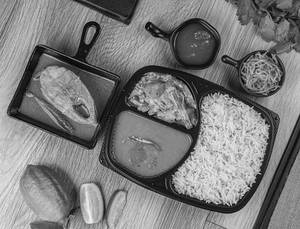 Shorshe Hilsa Office Parar Thali