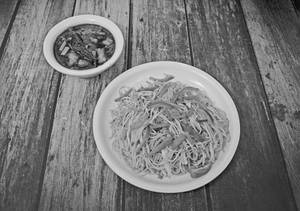 Hot Garlic Chicken Gravy( 4 Psc) & Veg Hakka Noodles( 450 Ml)