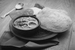 Chole Bhature [2 Bhature With Chole]