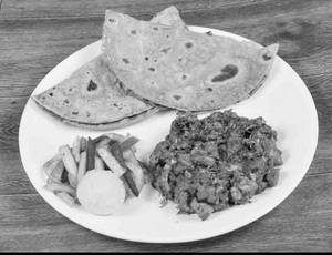 Bhuna Chicken, Beetroot Roti With Daily Diet Salad Thali