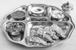 P8 Paneer Paratha Platter  4 Slices