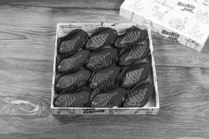 9 Pcs Chocolate Eggless Boat +  Travel Pastry Box Small